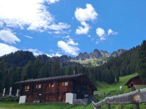 Puntleider Seealm und Bergwelt dahinter