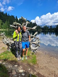 Karin und Günther am Erkennungsmerkmal, dem Baum