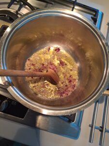 Zwiebel und Öl anschwitzen