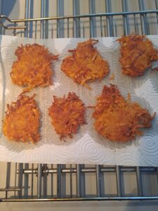 Rösti auf einem Backofengitter mit Küchenrolle auslegen