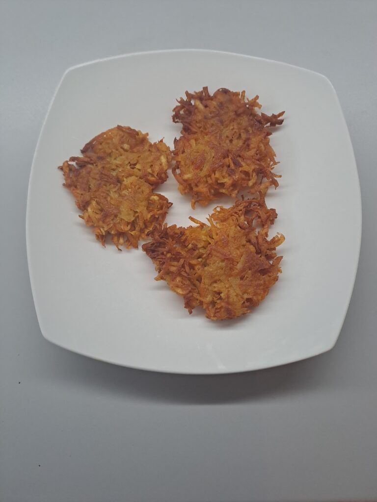 Rösti auf dem Teller angerichtet