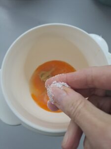 Eigelb, Senf und Zitronensaftgemisch salzen