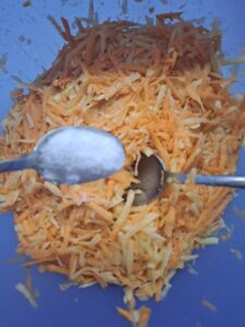 Kartoffelmasse mit einem Teelöffel salzen