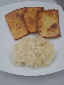 Sauerkraut mit Erdäpfelblattlen angerichtet