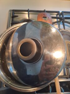 Sauerkraut bei nicht ganz geschlossenem Deckel köcheln lassen