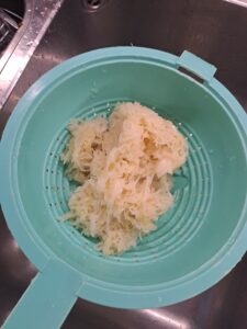rohes Sauerkraut in einem Sieb