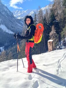 Karin mit Schneeschuhen am Weg