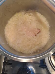 Sauerkraut und Fleisch köcheln
