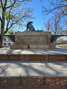Monument mit Helm auf der Festungsinsel