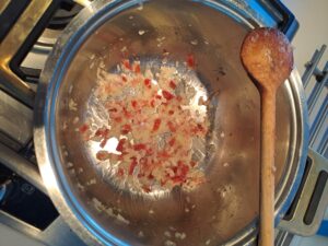 Im Topf werden Speck und Zwiebel gemeinsam angeschwitzt