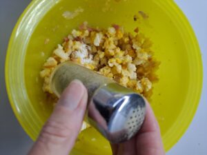 Gewürzt werden Speckknödel unter anderem mit Pfeffer