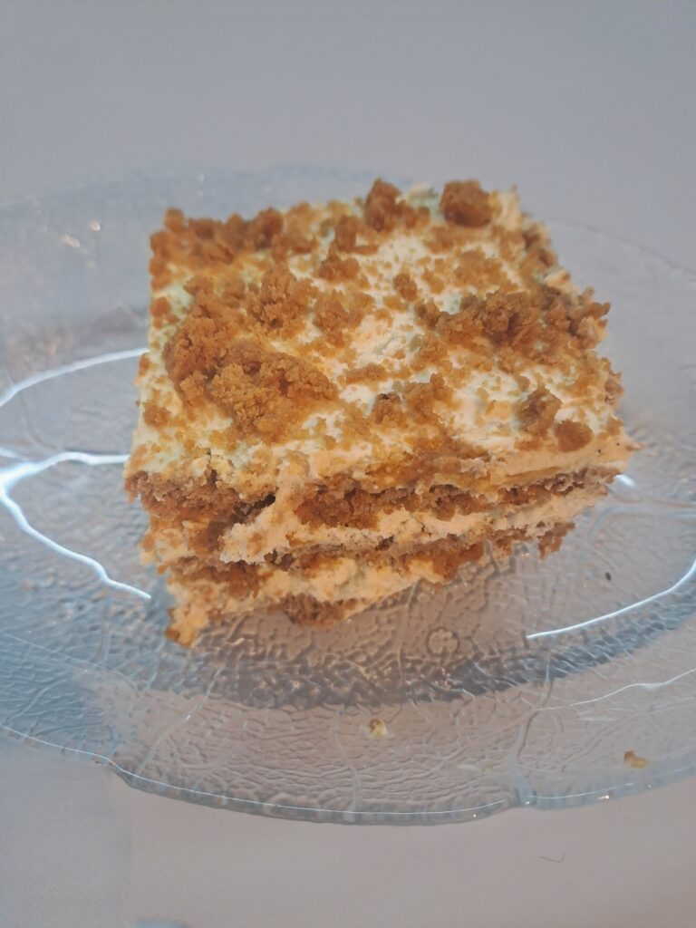 Ein Stück Spekulatius Tiramisù ist angerichtet