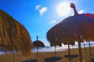 Strand mit Sonnenschirmen
