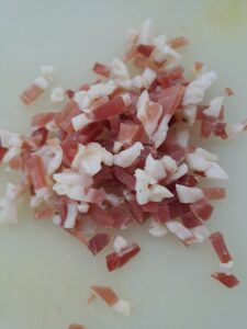 Südtiroler Speck in kleine Würfel geschnitten