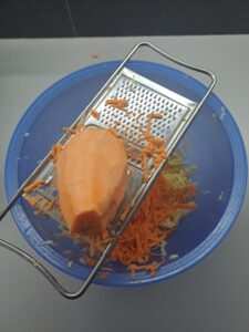 Süßkartoffel grob raspeln