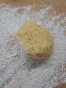 Kartoffelteig auf bemehltes Nudelbrett