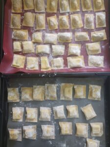 geschnitte Teigtaschen, ohne Form hergestellt