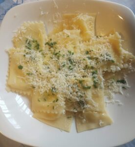 Teigtaschen mit Frischkäsefüllung angerichtet