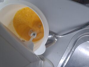 Wasser während des Rührens einschütten