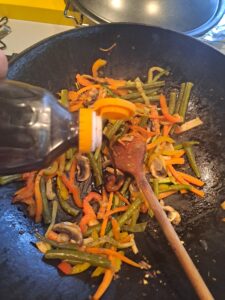 Wokgemüse mit Sojasauce anreichern