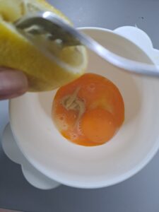 Zitronensaft zum Eigelb und dem Senf