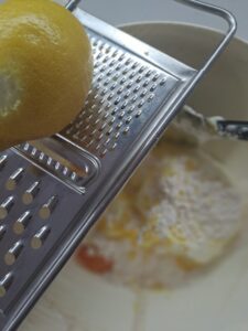 Zitronenschalenabrieb einarbeiten