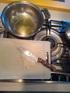 kleingehackte Zwiebel in heißes Olivenöl