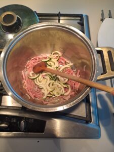Zwiebel, Schinken und Zucchini Gemisch im Topf