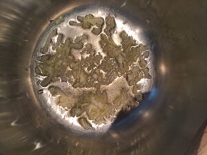 Zwiebel goldgelb anrösten