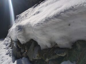 Schnee am Weg