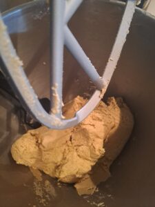 Teig wird von der Küchenmaschine geknetet