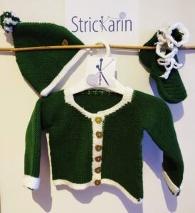grün, weißer Sarner mit dazu passenden Schühchen und einer Mütze