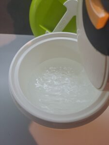 Wasser in den Außenbehälter des Joghurtbereiters