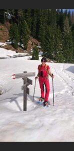 Karin bei den Schildern kurz vor der Puntleider Seealm