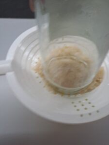 gewaschenes, rohes Sauerkraut ausdrücken, Restwasser entrinnt