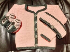 rosa, grauer Sarner mit passenden Booties und Stirnband, alles mit Metallknöpfen