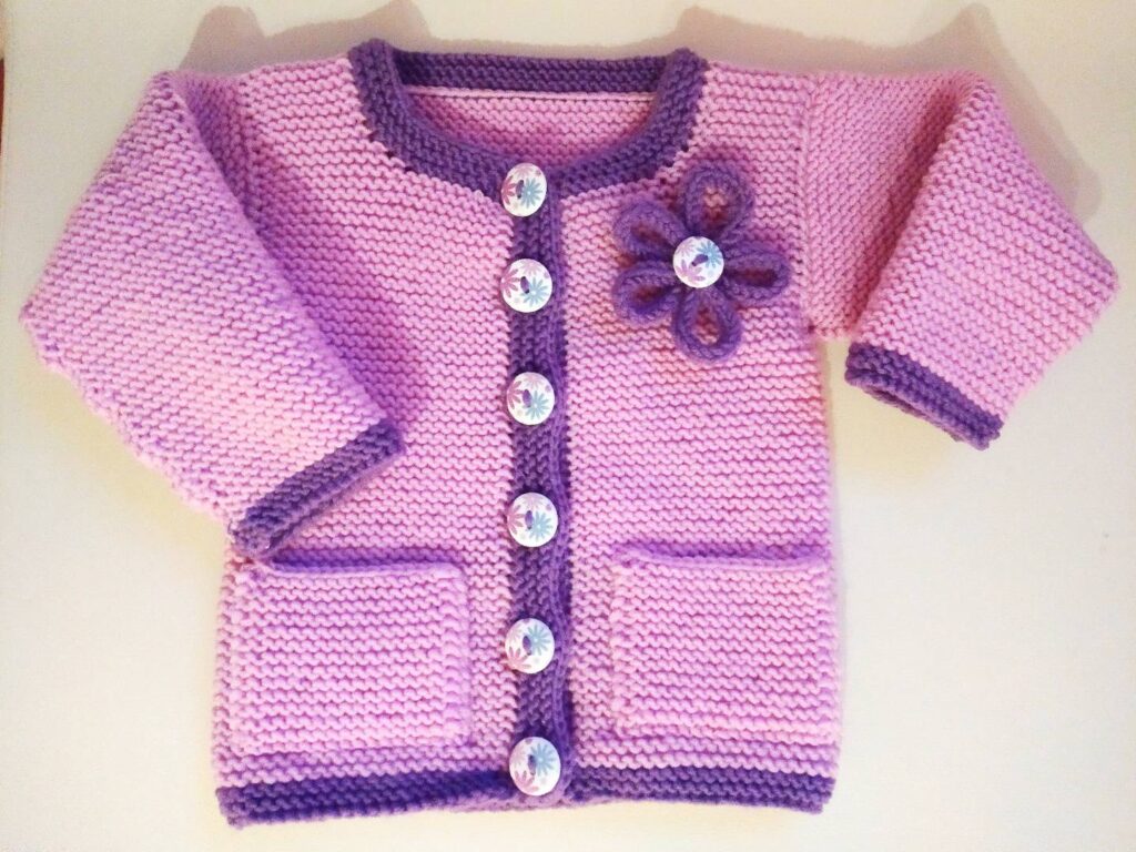 Mädchensarner rosa mit pinker Einfassung, sowie Taschen und Blumenapplikation