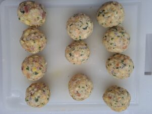 4 Speckknödel und 7 Fastenknödel wurden aus den Teigen geformt