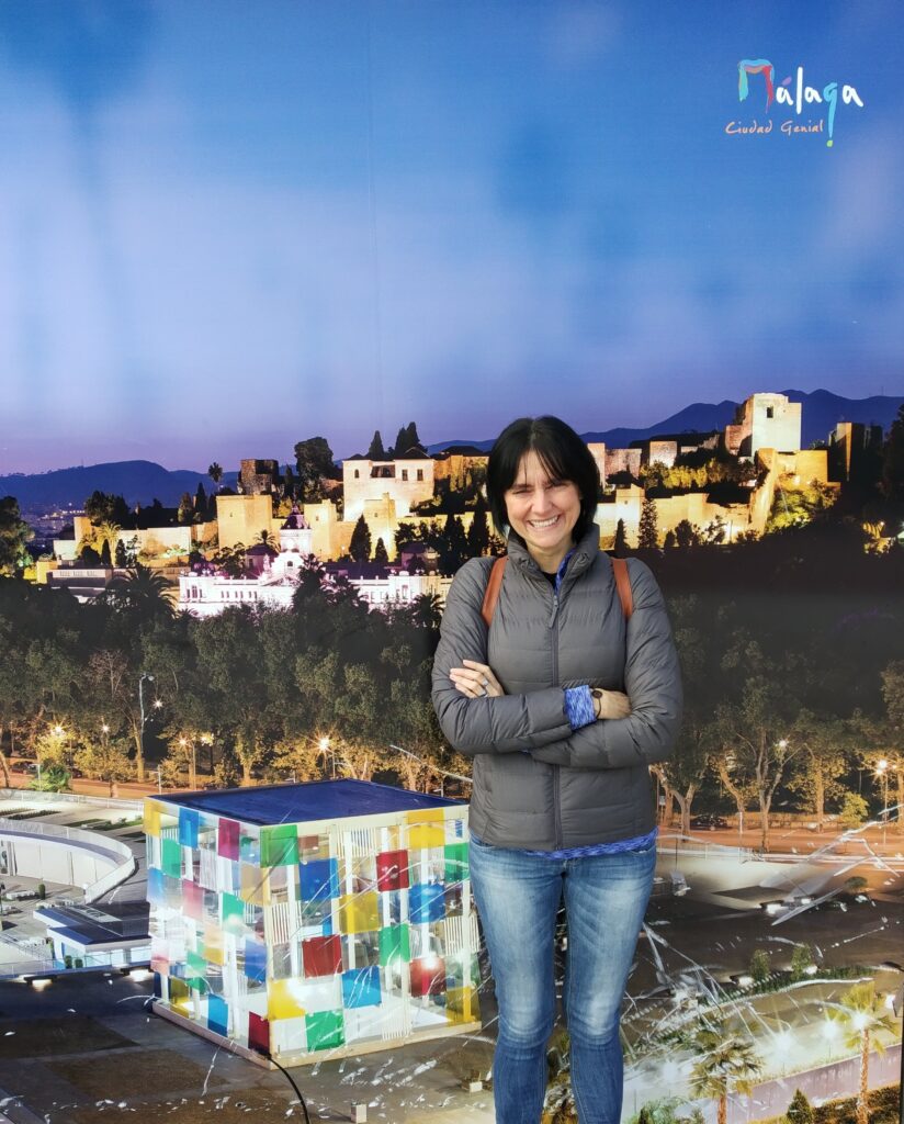 Ich stehe vor dem Informationsbüro in Malaga und lass mich vom Plakat in Malaga willkommen heißen