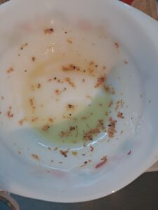 Auflaufform mit Öl-Zwiebel-Gemisch ausgefettet