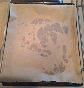 Backblech mit Backpapier ausgelegt