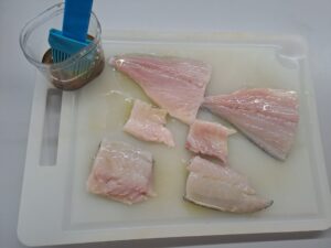 Brasse mit Knoblauchöl einpinseln