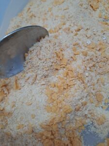 Paniermehl mit den groben Cornflakes mischen