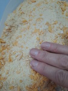Paniermehl kräftig mit den Händen andrücken