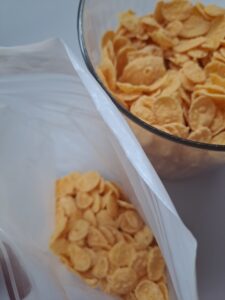 Cornflakes in Plastikbeutel füllen