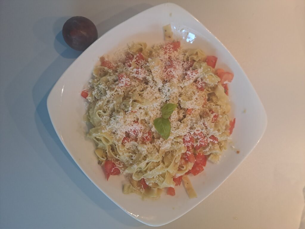 Tagliatelle mit Avocadopesto angerichtet
