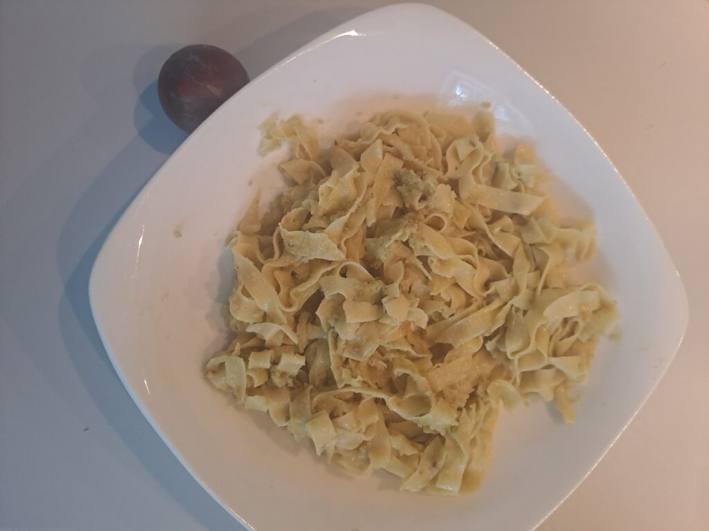 Tagliatelle mit Avocadopesto histaminarm angerichtet