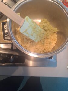 Avocadopesto mit den Tagliatelle verbinden