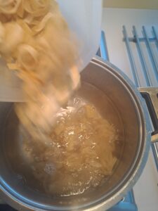 Tagliatelle ins Wasser