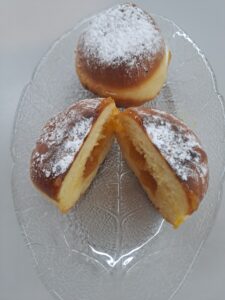 Faschingskrapfen angerichtet